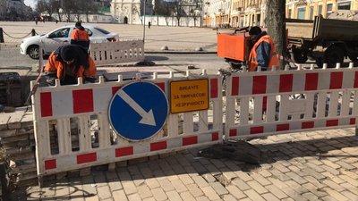 Біля Софійської площі у Києві облаштовують сучасний пішохідний перехід. Як він виглядає