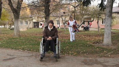 Евакуювали зі Словʼянська: як у пансіонаті на Вінниччині доглядають підопічних