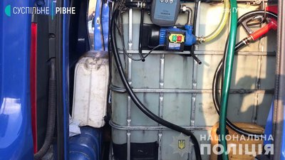 Бетонний отвір та шланг: на Рівненщині працівники залізниці “зливали” паливо Бетонний отвір та шланг: на Рівненщині працівники залізниці “зливали” паливо