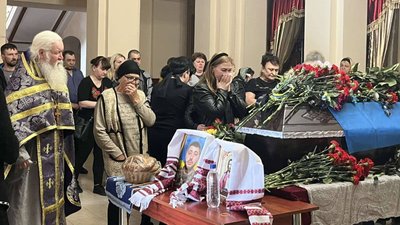Люди під час прощання із військовим Русланом Грушею