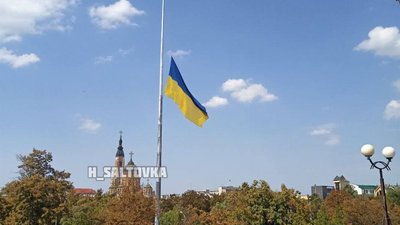 "Трос неушкоджений": у міськраді Харкова пояснили, чому приспущено прапор на новому флагштоці