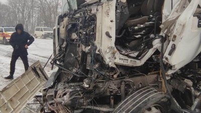 На трасі у Харківській області зіткнулися дві вантажівки та "Газель": двоє водіїв загинули На трасі у Харківській області зіткнулися дві вантажівки та "Газель": двоє водіїв загинули
