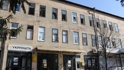 У центрі Дергачів на Харківщині війська РФ скинули бомбу з безпілотника: є жертви У центрі Дергачів на Харківщині війська РФ скинули бомбу з безпілотника: є жертви