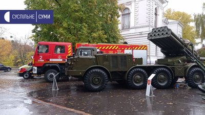 Виставку військової техніки влаштували у Сумах (ФОТО) Виставку військової техніки влаштували у Сумах (ФОТО)
