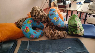Шиють подушки й рюкзаки та плетуть маскувальні сітки. Як освітяни та переселенці з Донбасу допомагають ЗСУ Шиють подушки й рюкзаки та плетуть маскувальні сітки. Як освітяни та переселенці з Донбасу допомагають ЗСУ