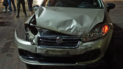 У Чернігові через аварію на Красній площі автівка перекинулась на дах У Чернігові через аварію на Красній площі автівка перекинулась на дах