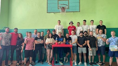 Армреслінг і пінг-понг: у Гнівані проводять благодійні турніри на підтримку ЗСУ