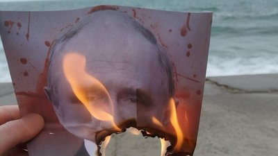 16 лютого — День єднання. У Криму та ТОТ "Жовта стрічка" провела акцію "Путін — іди геть"