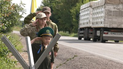 З раціями та іграшковими автоматами: на Харківщині діти облаштували блокпости, де збирають кошти для ЗСУ
