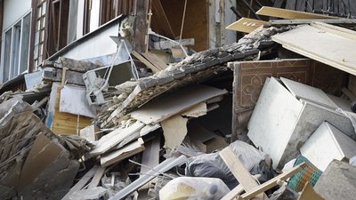 "Ми все життя будували цей будинок", —харків'яни, яких врятували з-під завалів після обстрілу РФ