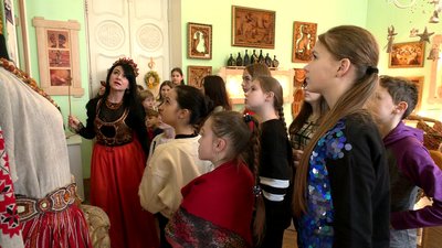 "Вивчають наш край": у Рівненському музеї бурштину провели екскурсію для дітей-переселенців