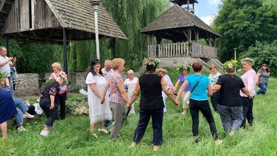 Тернопільські пенсіонерки плели вінки до свята Івана Купала Тернопільські пенсіонерки плели вінки до свята Івана Купала