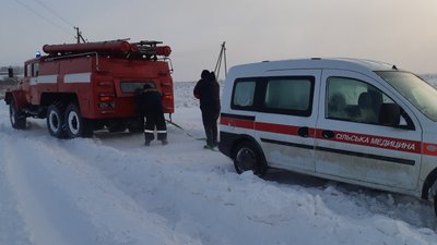 На Тернопільщині рятувальники витягли автобус, який з’їхав з дороги На Тернопільщині рятувальники витягли автобус, який з’їхав з дороги