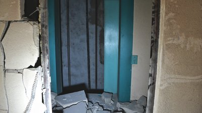 Холодильник над прірвою й уламки меблів. Внаслідок ракетного удару в одеському ЖК пошкоджено вісім квартир Холодильник над прірвою й уламки меблів. Внаслідок ракетного удару в одеському ЖК пошкоджено вісім квартир