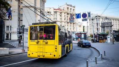У Києві відновлюється робота кількох тролейбусних маршрутів за постійними схемами руху. Яких саме