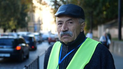 Біля Львівських шкіл продовжують працювати "жовті добродії"