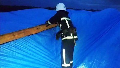 Під час негоди знесло дах з двоповерхового приватного житлового будинку, рятувальникам довелось накривати будівлю плівкою. Фото: ДСНС Під час негоди знесло дах з двоповерхового приватного житлового будинку, рятувальникам довелось накривати будівлю плівкою. Фото: ДСНС