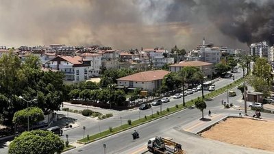 Пожежі у Туреччині: вогонь наближається до готелів з туристами, людей евакуюють Пожежі у Туреччині: вогонь наближається до готелів з туристами, людей евакуюють