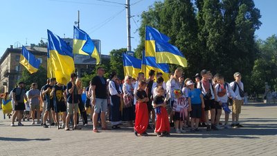 До Дня Конституції в Запоріжжі містяни пройшлись ходою та провели віче До Дня Конституції в Запоріжжі містяни пройшлись ходою та провели віче