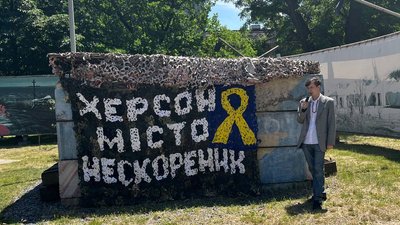 Присвячені містам, що постраждали від агресії РФ: у Дніпрі провели виставку авторських маскувальних сіток