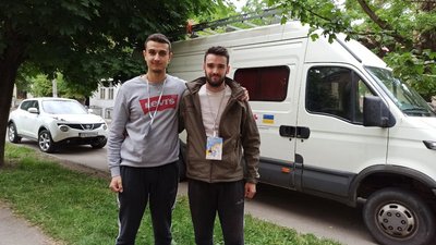 "Не могли спостерігати за війною по телебаченню". Історія французів, які волонтерять у Чернівцях
