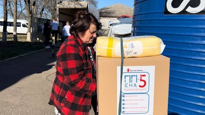Побутова хімія, порошки, мило. В села на Миколаївщині привезли гігієнічні набори Побутова хімія, порошки, мило. В села на Миколаївщині привезли гігієнічні набори