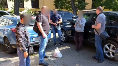 Незаконно утримував та наживався. Прикарпатець змушував жебракувати хлопця з інвалідністю
