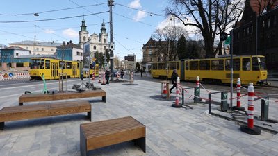 У Львові на розі вулиць Чупринки-Бандери облаштовують транспортний хаб