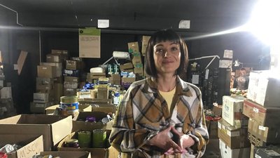 Подружжя акторів з Тернополя сортує продукти для переселенців Подружжя акторів з Тернополя сортує продукти для переселенців
