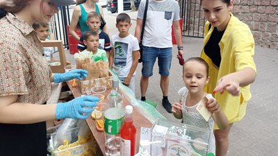 "Онкохворі мають дожити до перемоги". У Кропивницькому влаштували збір грошей в підтримку хворих дітей "Онкохворі мають дожити до перемоги". У Кропивницькому влаштували збір грошей в підтримку хворих дітей