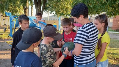 Каска для бійця, гроші на яку допомагали збирати діти, приїхала до Валок на Харківщині Каска для бійця, гроші на яку допомагали збирати діти, приїхала до Валок на Харківщині
