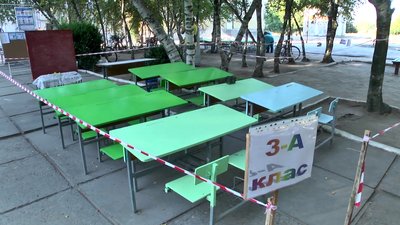 В учнів Раденської загальноосвітньої школи, що на Херсонщині, уроки проходять просто неба В учнів Раденської загальноосвітньої школи, що на Херсонщині, уроки проходять просто неба