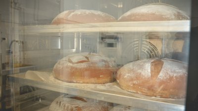 30-40 кг щодня. В Одесі волонтери випікають паляниці з гербом України та патріотичними написами 30-40 кг щодня. В Одесі волонтери випікають паляниці з гербом України та патріотичними написами
