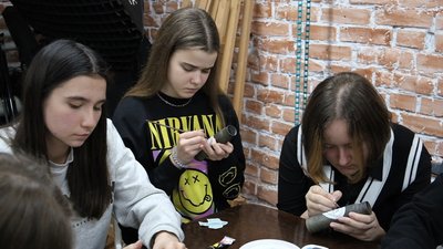 Гроші передають ЗСУ: у Вінниці викладач історії разом з учнями розписує гільзи від зброї Гроші передають ЗСУ: у Вінниці викладач історії разом з учнями розписує гільзи від зброї