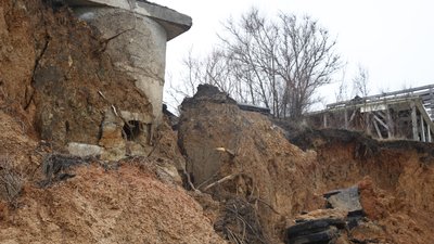 Зсув ґрунту на Одещині: маєтки сповзають до моря, влада шукає гроші Зсув ґрунту на Одещині: маєтки сповзають до моря, влада шукає гроші