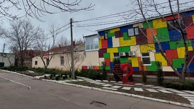 Працівники обленерго зрізали частину артоб’єкта в одному з ліцеїв Миколаєва