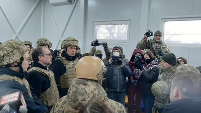 На КПВВ "Станиця Луганська" приїхали дипломати трьох країн