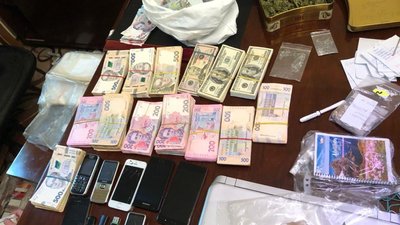 На Луганщині затримали чоловіків, що погрозами вимагали у місцевого жителя 2 млн грн