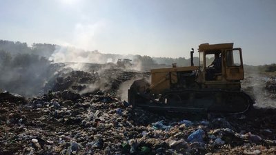 На Житомирщині зайнялося одне зі сміттєзвалищ– рятувальники розгрібали тліюче сміття бульдозерами