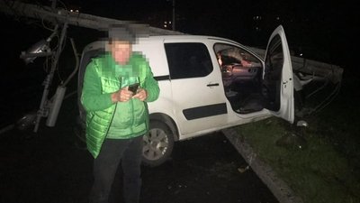 У Львові нетверезий водій врізався у електроопору