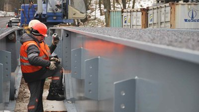 На Чернігівщині встановили перший модульний міст, який передала Франція На Чернігівщині встановили перший модульний міст, який передала Франція