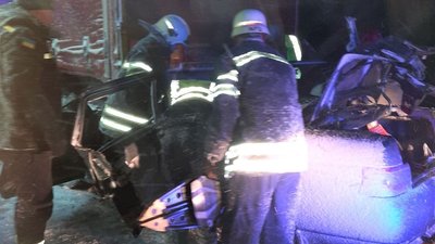 На черкаській дамбі легковик заїхав під вантажівку. Травмованих ушпиталили