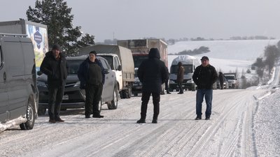 Засніжені дороги і довгі затори. Наслідки негоди у Долинській громаді