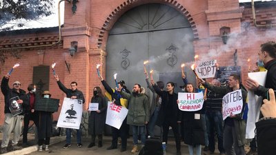 "Руки геть": біля одеського СІЗО влаштували акцію на підтримку Стерненка