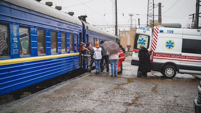 Медичний евакуаційний потяг “Лікарів без кордонів” виконав свій перший рейс в Україні Медичний евакуаційний потяг “Лікарів без кордонів” виконав свій перший рейс в Україні