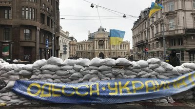 Зруйновані ракетами будинки, місто в барикадах та повалений пам'ятник Катерині: головні фото року Одещини