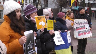 "Будемо проводити акції, доки всі полонені не повернуться додому", - учасники акції у Хмельницькому