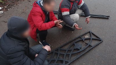 У Чернігові троє чоловіків намагалися вкрасти огорожу, яку знесла водійка Audi