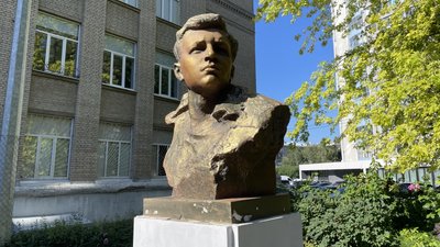 У центрі Харкова вимагають демонтувати погруддя молодогвардійців на алеї поблизу будинку "Слово" У центрі Харкова вимагають демонтувати погруддя молодогвардійців на алеї поблизу будинку "Слово"
