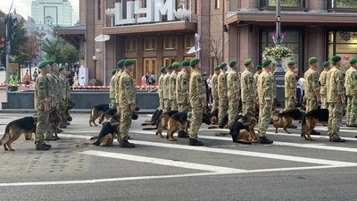 У Києві розпочали репетицію параду до Дня Незалежності. Столиця стоїть у заторах У Києві розпочали репетицію параду до Дня Незалежності. Столиця стоїть у заторах
